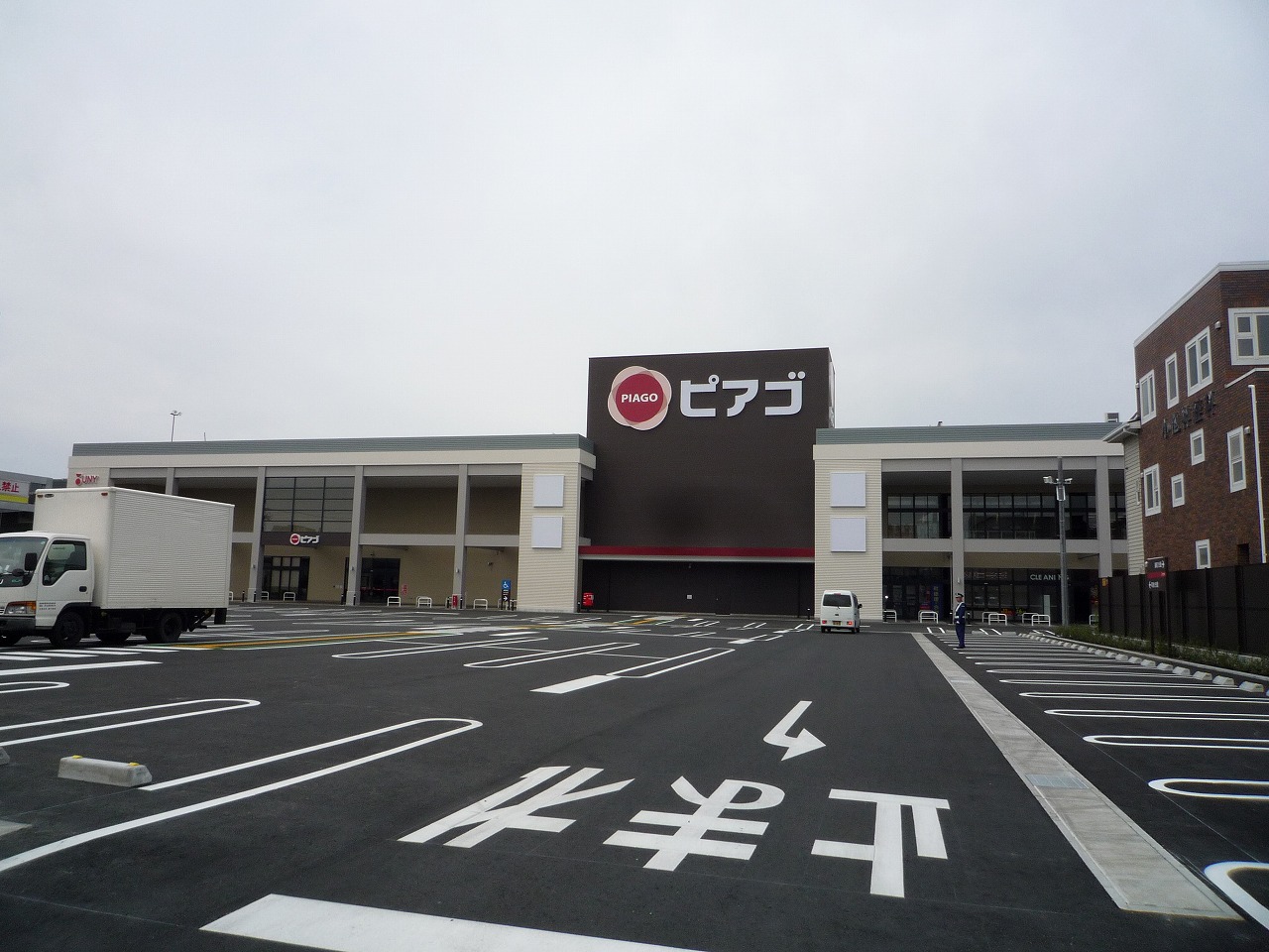 Shopping centre. Piago Hamamatsu Izumimachi shop until the (shopping center) 1197m