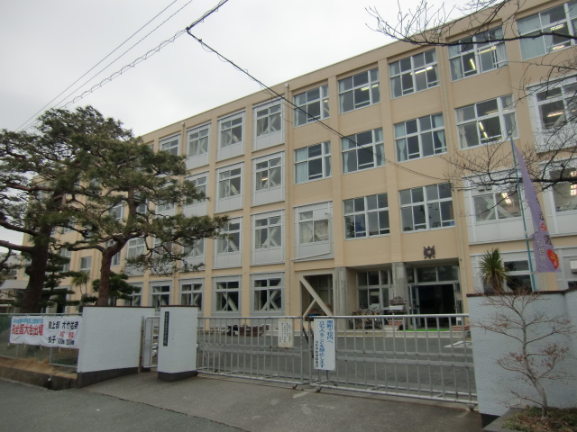 Junior high school. 1799m to the Hamamatsu Municipal hill junior high school (junior high school)