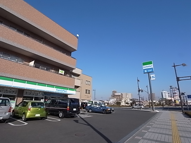 Convenience store. 260m to Family Mart (convenience store)