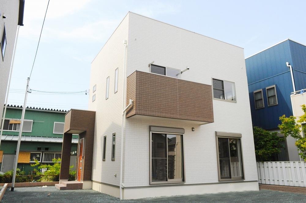 Local Photos. White and brown simple appearance design (May 2013 shooting)