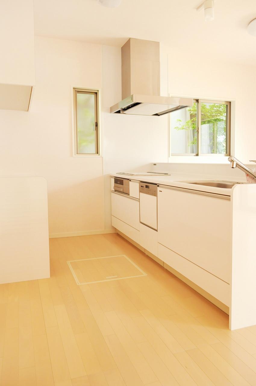 Kitchen. Kitchen photo. IH cooking heater is. With dishwasher. (May 2013 shooting)