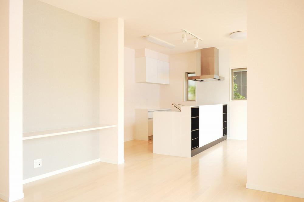 Living. Kitchen photo as seen from the living room. Fashionable accent cross the counter part. (May 2013 shooting)