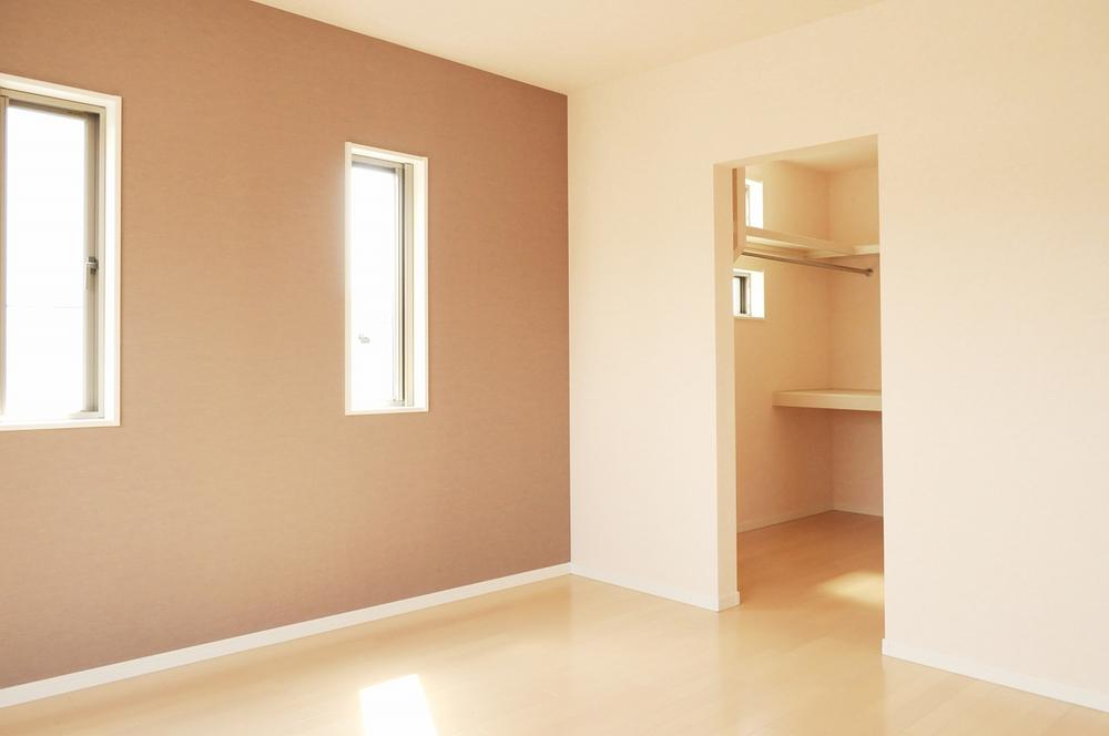 Non-living room. Bedroom walk-in closet with. Only one side of the wall we put the accent Cross (May 2013 shooting)