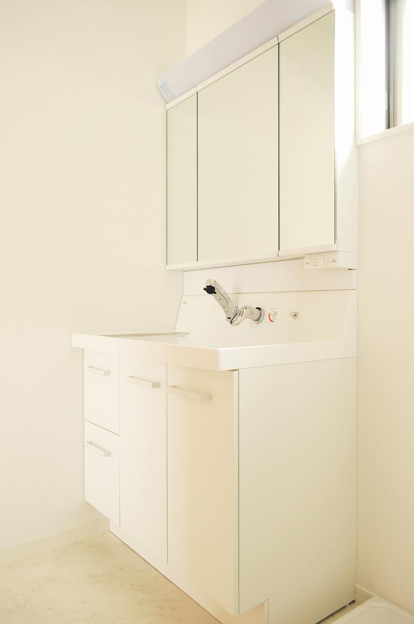 Wash basin, toilet. It is vanity triple mirror. (May 2013 shooting)