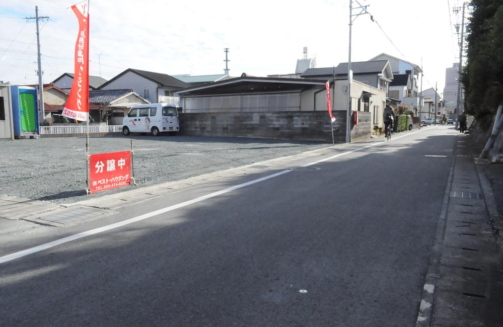 Local photos, including front road. Local, including the front road in the south-west side (the December 2013 shooting)