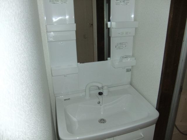 Wash basin, toilet. Shampoo dresser new!