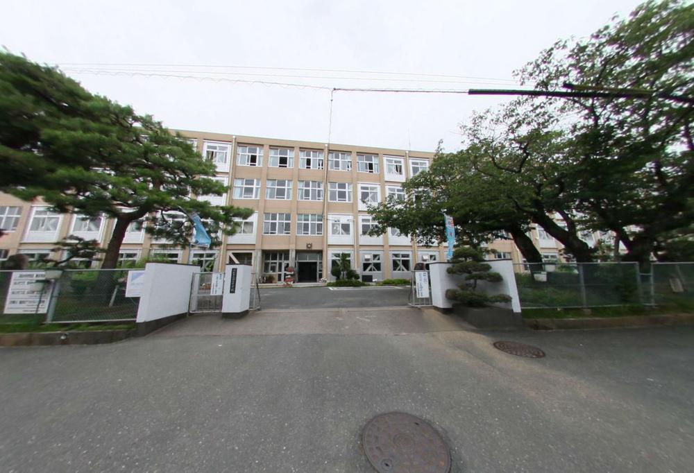 Junior high school. 1426m to the Hamamatsu Municipal hill junior high school