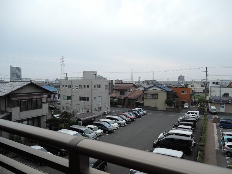 View photos from the dwelling unit. The parking lot is under eyes. There is nothing to block the day (^^)