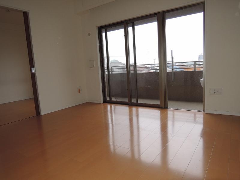 Living. Ceiling height is very high in the living part!