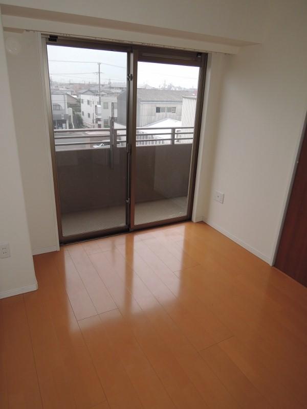 Non-living room. Bathroom hot water supply can be operated in the kitchen Wakikabe remote control.