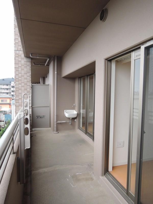 Balcony. Counter kitchen end outlet. Here also there is a lot of electrical outlet in addition to the!