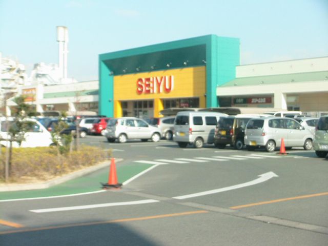 Supermarket. Seiyu to (super) 580m