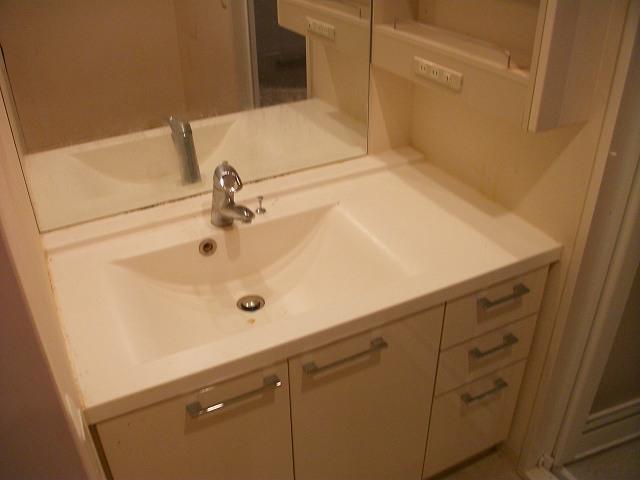 Wash basin, toilet. Indoor site (August 2013) Shooting