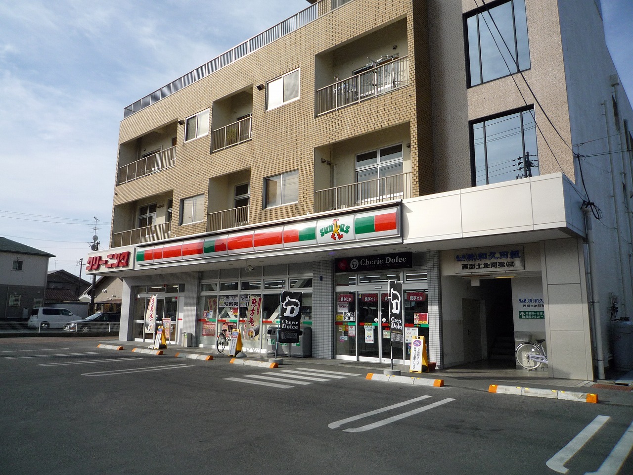 Convenience store. Thanks Hamamatsu Izumi-chome store up (convenience store) 584m