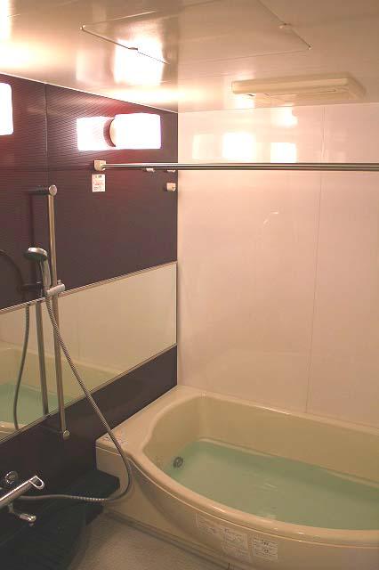 Bathroom. Wide bathtub, 24-hour ventilation function with bathroom Air Heating System