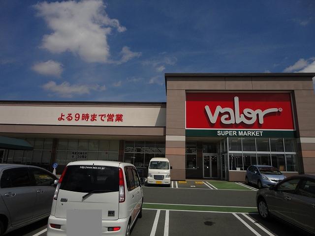 Supermarket. 423m to Barrow Yutamaten (super)