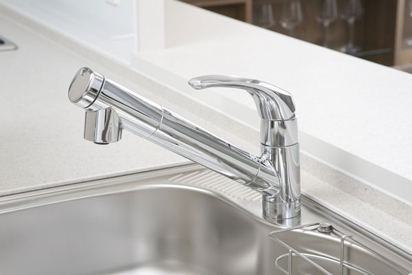 Kitchen.  [Water purifier integrated faucet] Withdraw the head, Water purification at the touch of a button ・ Raw water ・ Faucet that can be switched in the shower has been adopted (same specifications)
