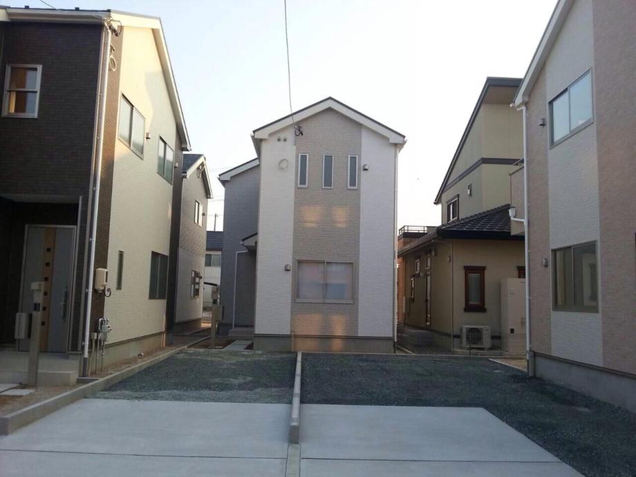 Local appearance photo. 4 Building