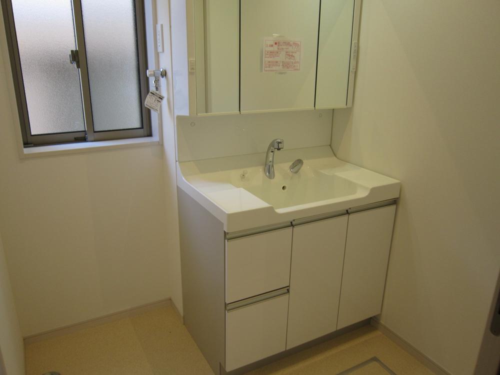 Wash basin, toilet. Indoor shooting