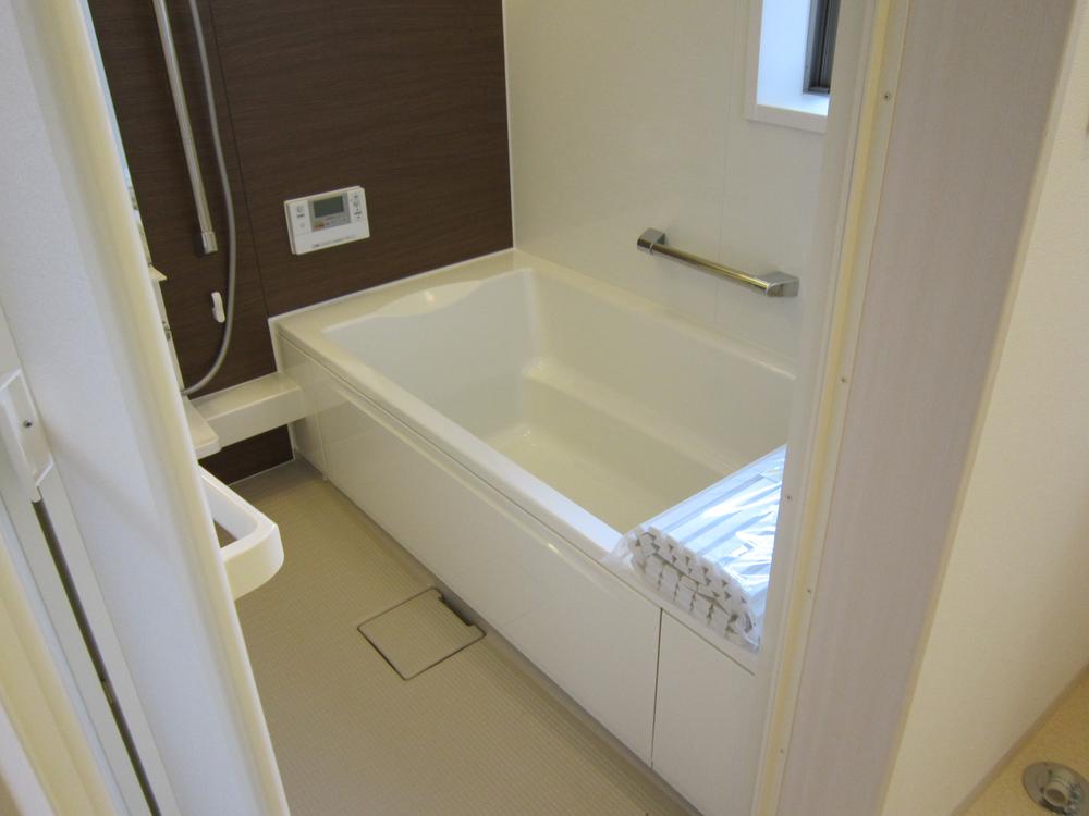 Bathroom. Indoor shooting Bathroom Dryer ・ Bathroom is equipped with heating