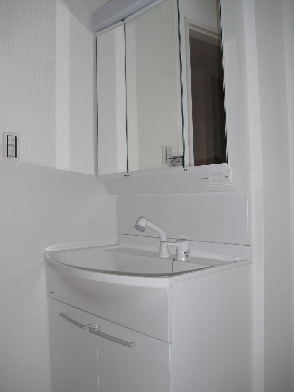 Wash basin, toilet. It is the washstand of the image