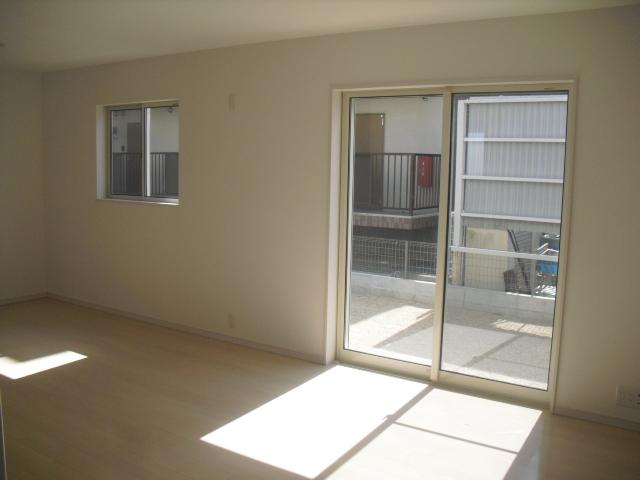 Same specifications photos (living). Living is the image