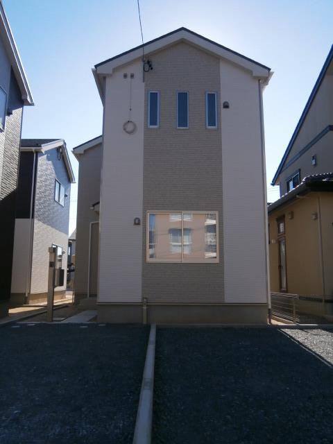 Local appearance photo. Local (12 May 2013) taken from the property north