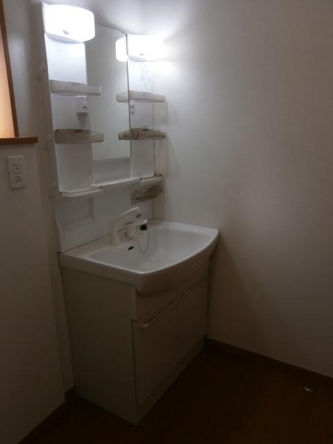 Wash basin, toilet. Indoor (2013 years 12) shooting a wash basin