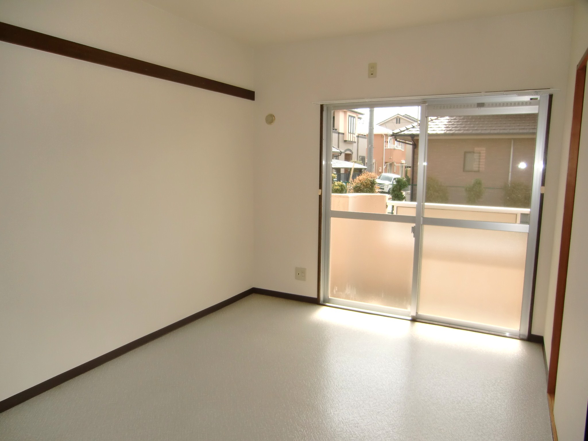 Living and room. Western-style: There are large windows that are out on the balcony!