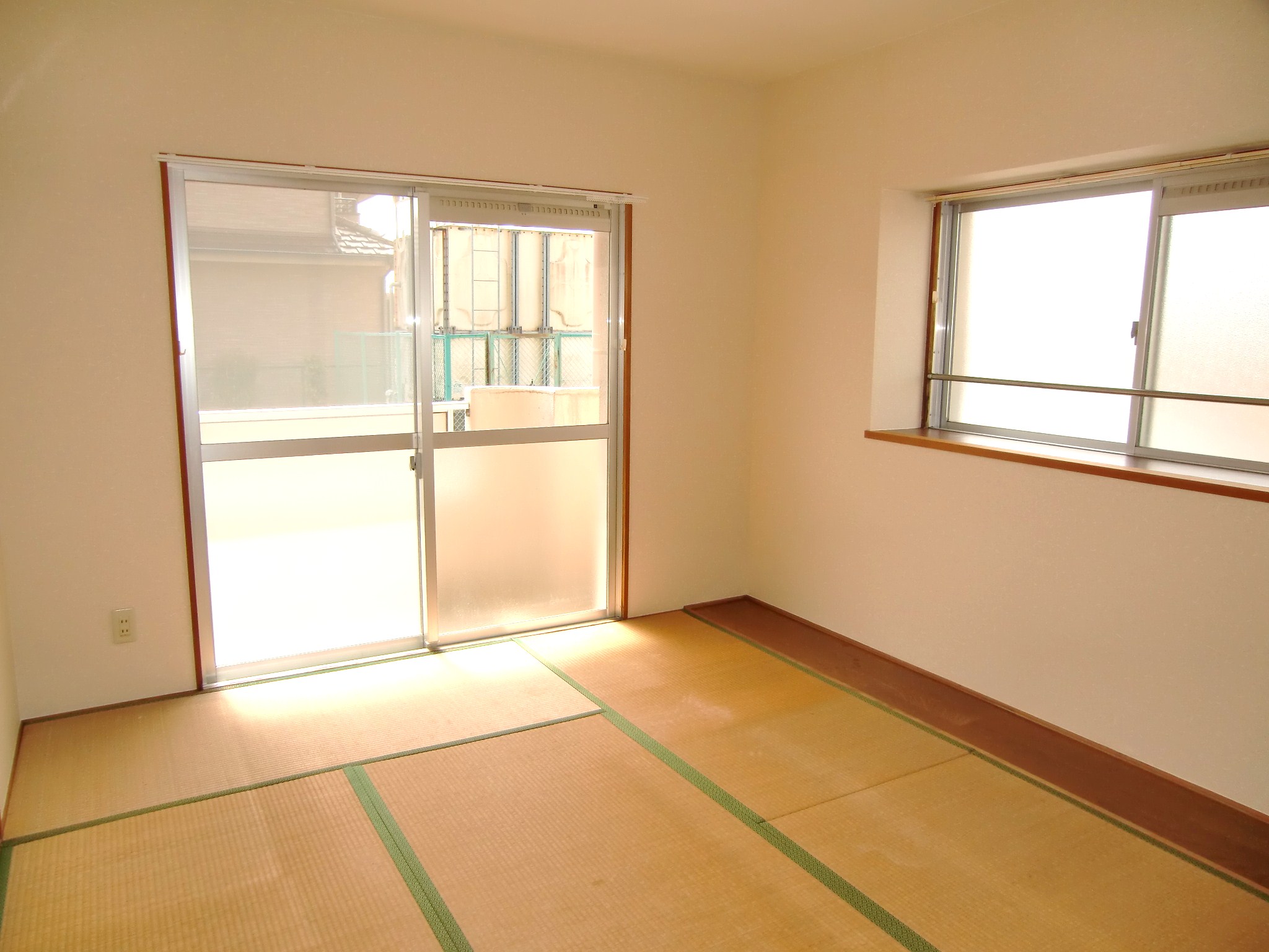 Living and room. Japanese-style room: There are large windows that are out on the balcony!