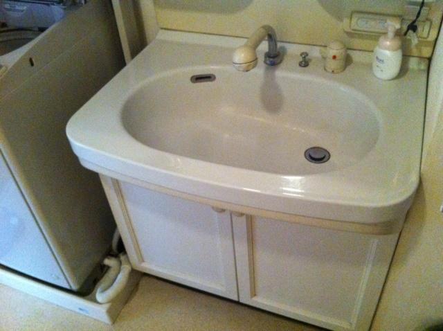 Wash basin, toilet. Shampoo dresser