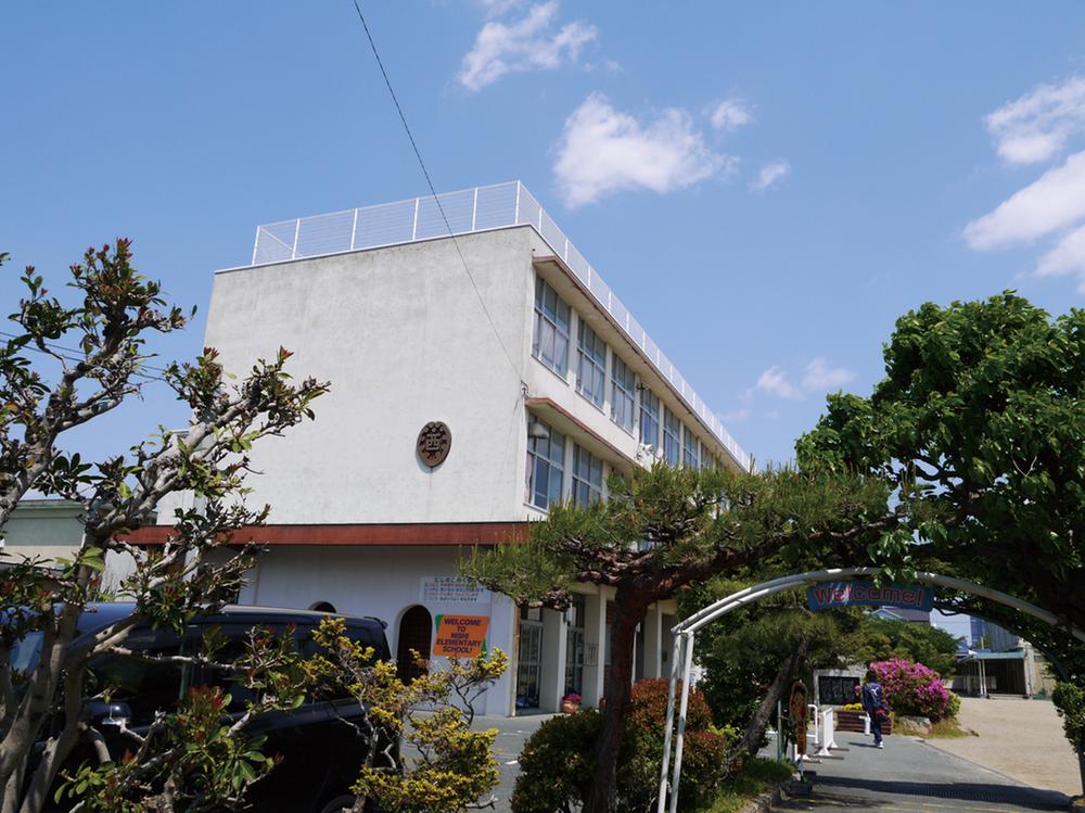 Primary school. 1400m to the west