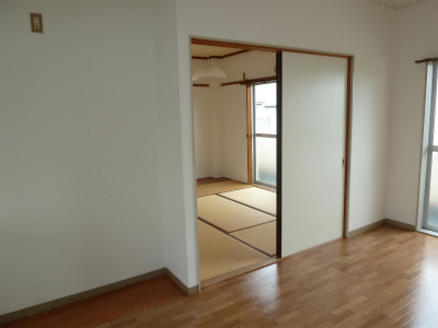 Living and room. Storage of Western-style is W1.8 × H1.8 are two places