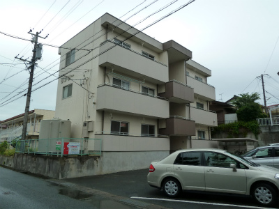 Parking lot. Medium stairs 6 households of small the apartment