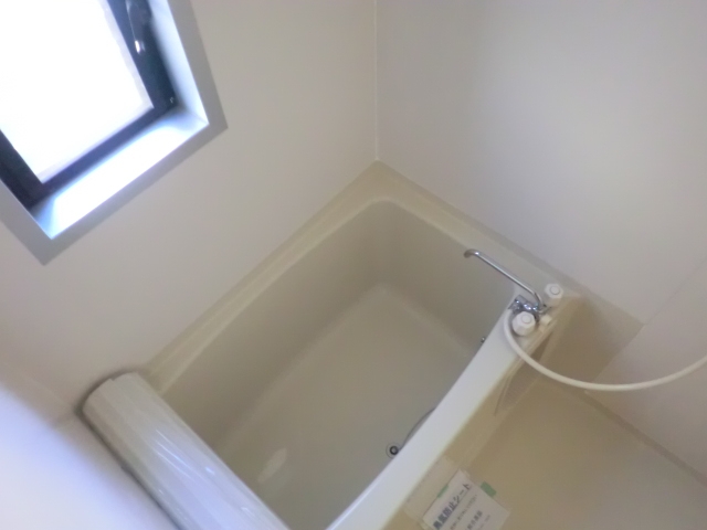 Bath. There is a window in the bath, Ventilation ◎ brightness ◎