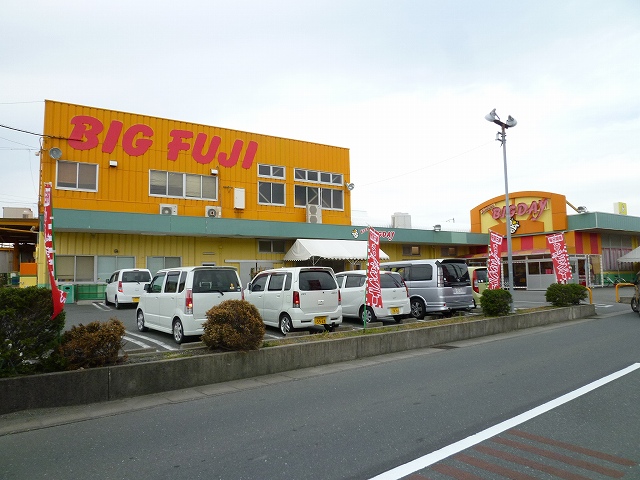 Supermarket. 780m until the Big Fuji (super)