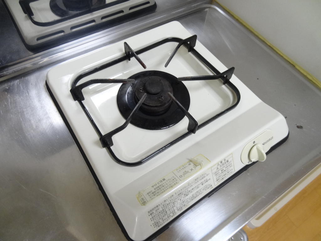 Kitchen. 1-neck with stove