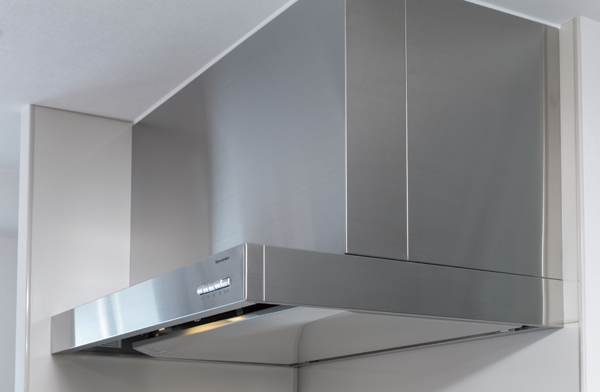 Kitchen.  [Stainless steel boot-shaped range hood] Large range hood with excellent suction force of the smoke and smell. In stainless steel clean design, It is easy to clean (same specifications)