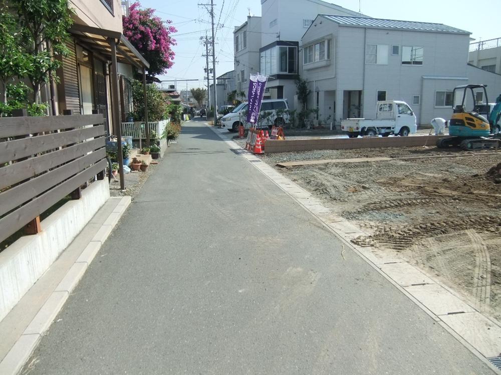 Local photos, including front road. Shooting from the west