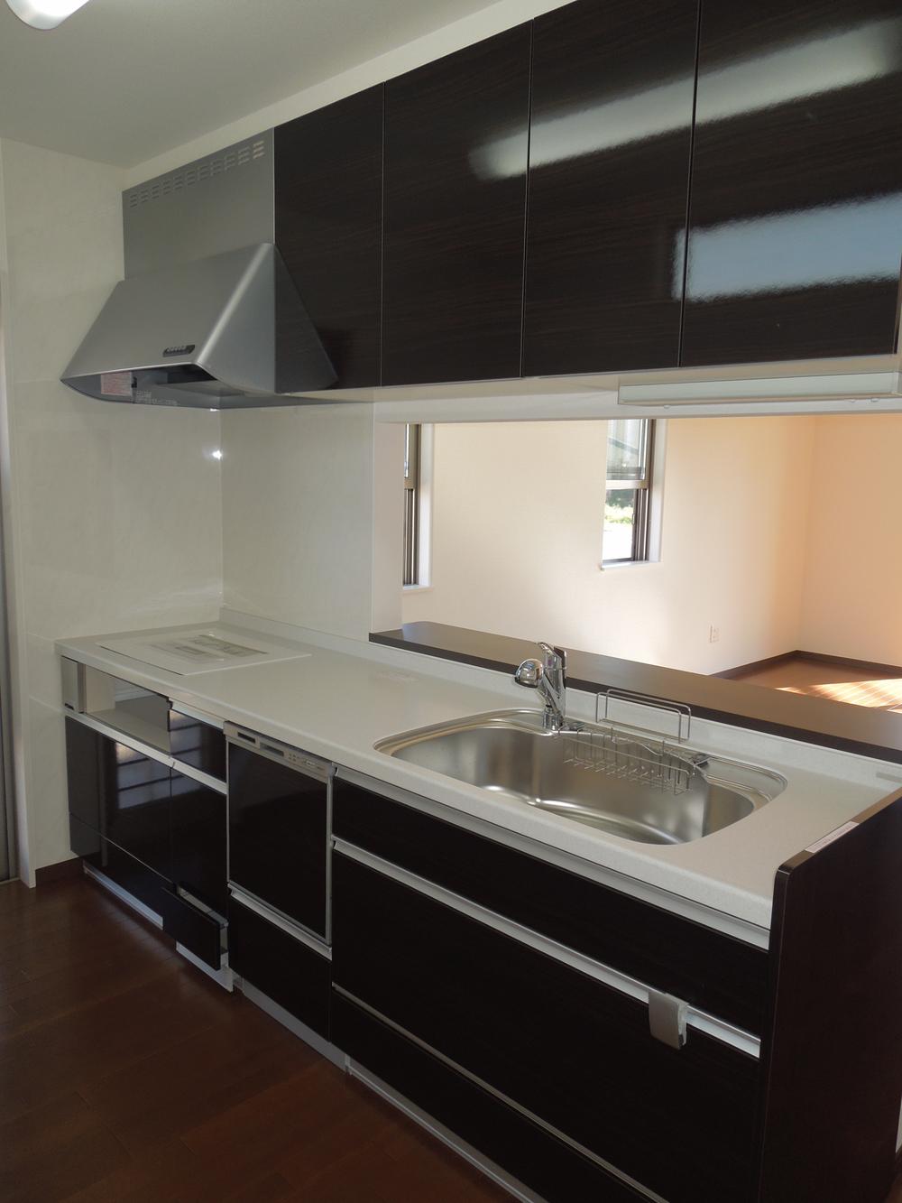 Kitchen. Dish washing and drying machine ・ Standard water purifier built-in faucet is. In yet one push, Slip and open cooking utensils handy pocket storage that can be taken out as quick with a "pitter-patter-kun"