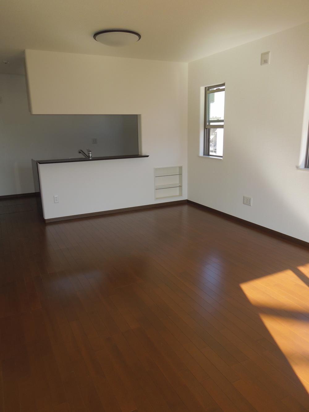 Living. LDK 15.8 Pledge with depth from north to south. 