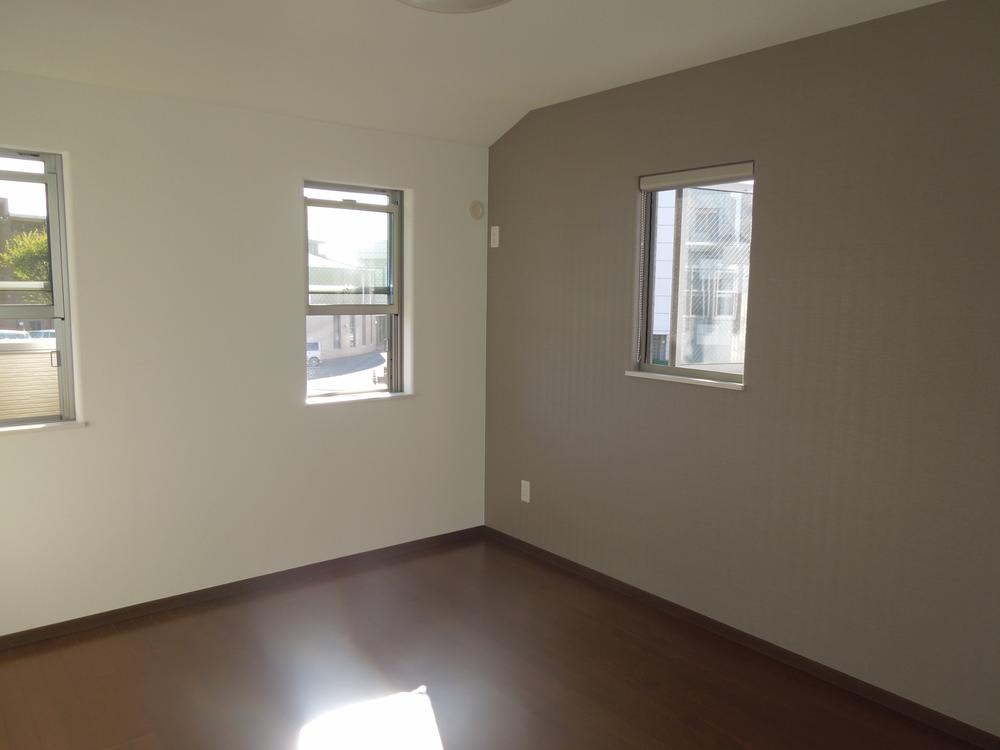 Non-living room. The main bedroom 6.3 Pledge. 