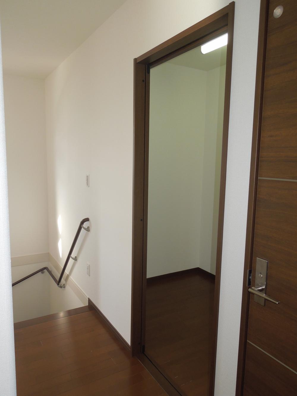 Receipt. Second floor storeroom. The storage location, such as seasonal and memories of goods that do not fit in the closet. 