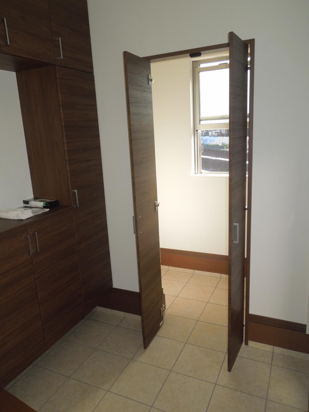 Receipt. Shoes cloak come in handy to be in the front door. Various applications, such as in addition to the outdoor goods storage of shoes. 