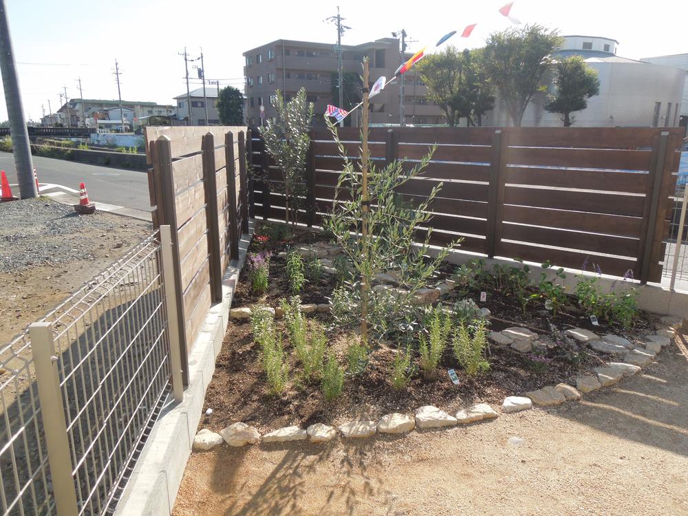 Gardening space using the corner of the south garden. Flower ・ Herb ・ Cherry tomato ・ Strawberry has grown up