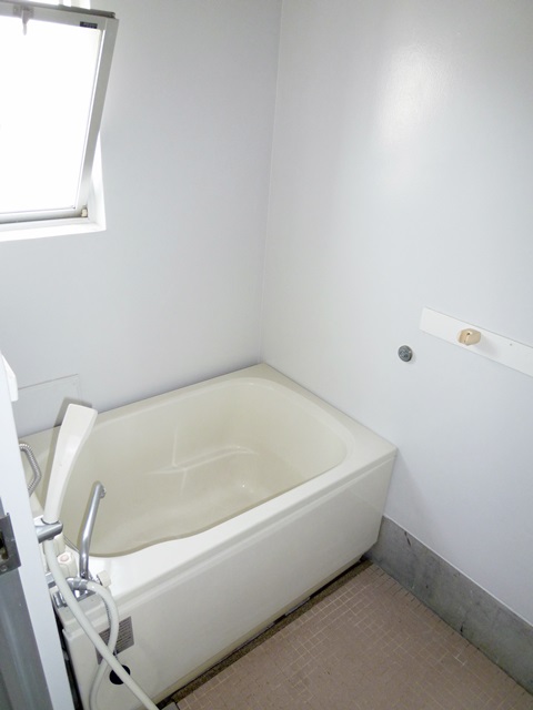 Bath. Bathtub of spread. Also ventilation with a small window OK