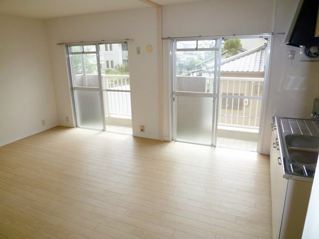 Living and room. LDK facing the balcony is spacious 12 Pledge