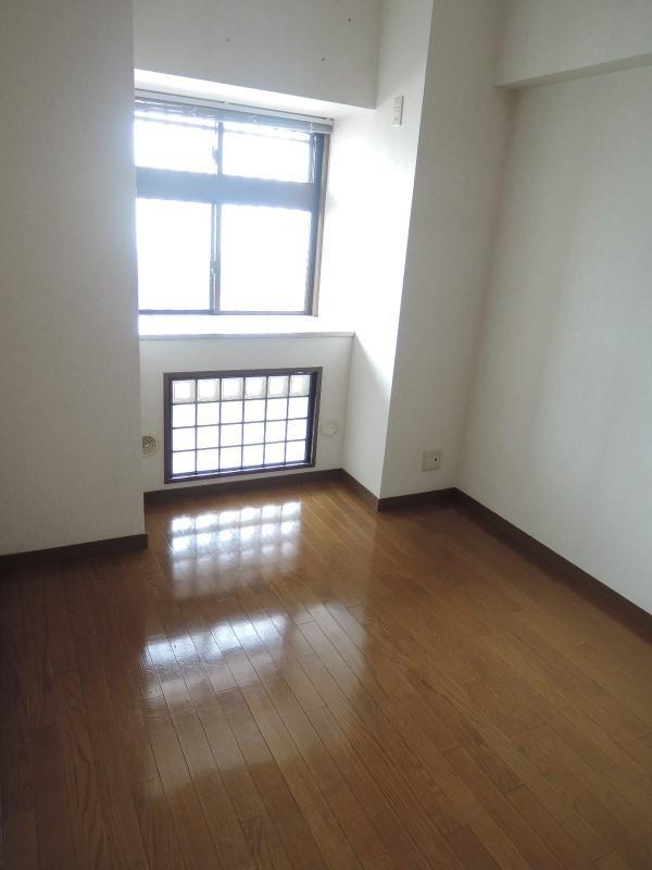 Non-living room. North Western-style ceiling height 2.7m!