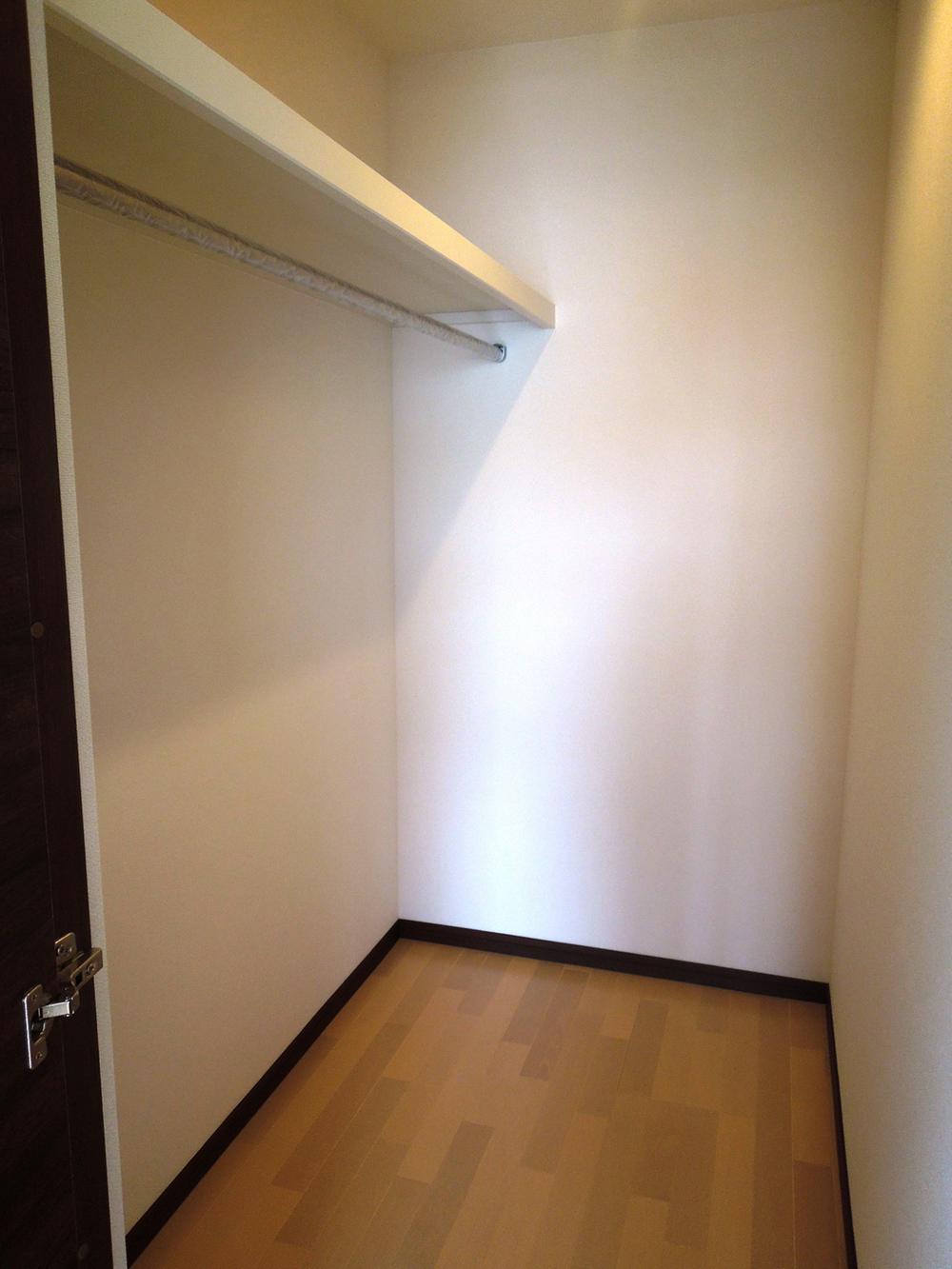 Receipt. Walk-in closet. Such as effectively capable of accommodating two servings of clothing. 