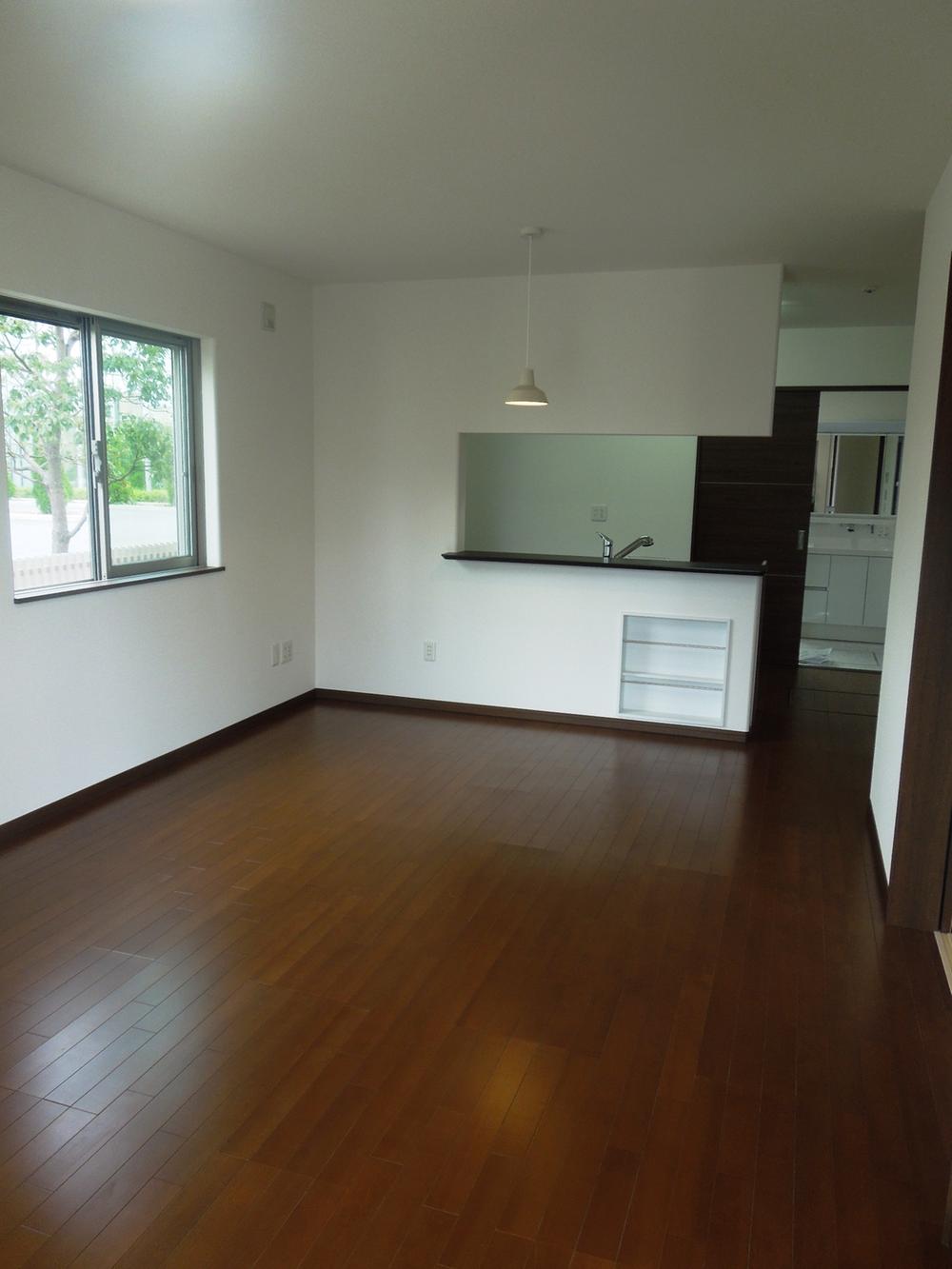 Living. LDK. Communication with your family will be taken while doing the housework because face-to-face kitchen